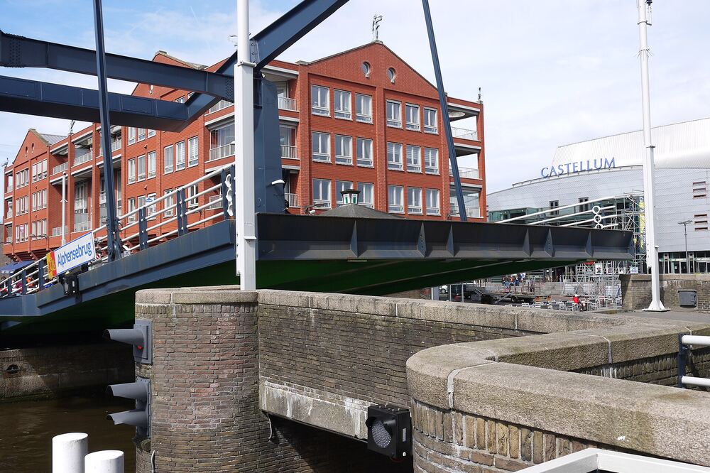 De ophaalbrug over de Oude Rijn in het centrum van Alphen aan den Rijn