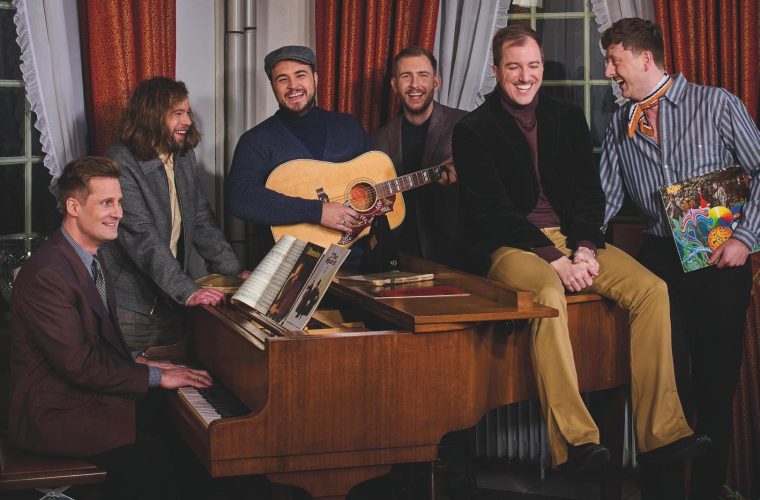 Optreden van tributeband Maincourse, spelend de muziek van de Bee Gees, in Castellum Theater & Film te Alphen aan den Rijn