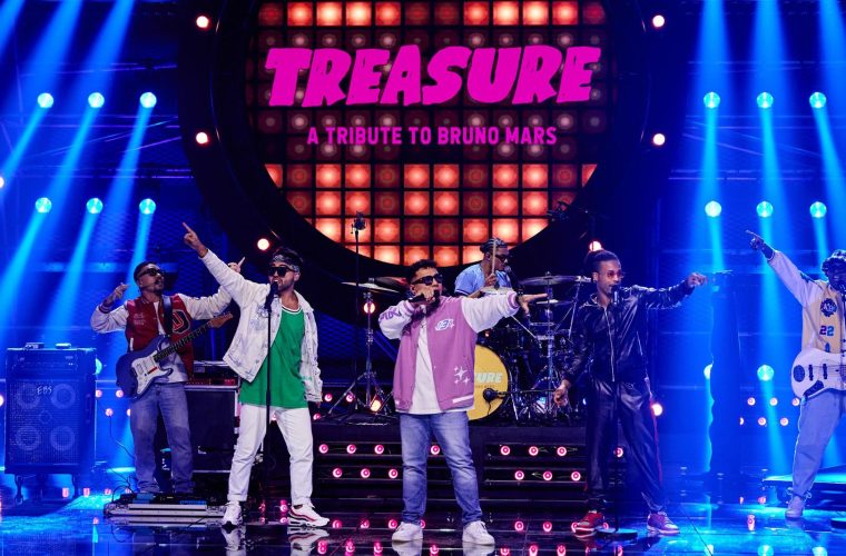 Tributeband Treasure treedt op met Bruno Mars-nummers op het podium van Castellum Theater in Alphen aan den Rijn