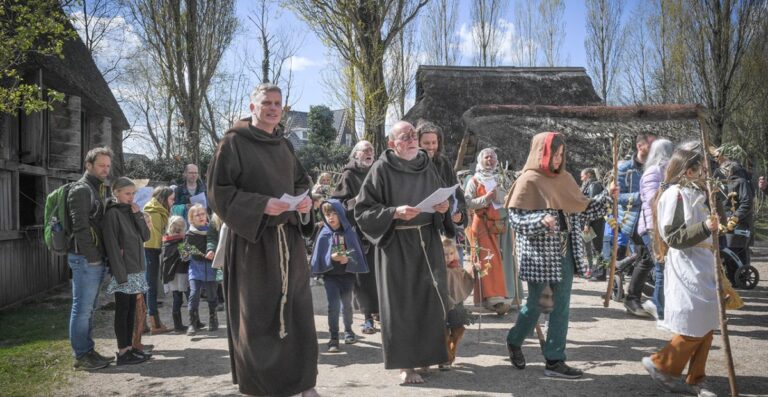 Allerheiligen processie en allerzielen gezangen — festival in Alphen aan den Rijn